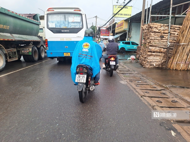 Đồng Nai: "Nghẹt thở" cảnh xe tải, container, xe máy chen nhau trên quốc lộ 51- Ảnh 9.