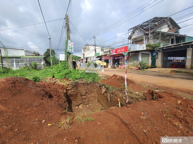 Đắk Lắk: Vướng mặt bằng, tuyến đường hơn 300 tỷ đồng thi công nham nhở, mất ATGT- Ảnh 7.