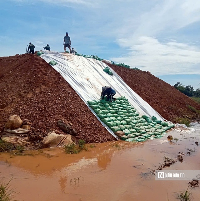 Công nhân triển khai gia cố các khu vực xung yếu trên tuyến đường Cát Tiến - Diêm Vân. Ảnh:NP