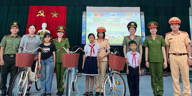 Công an huyện Núi Thành đã trao tặng 100 phần quà cho trẻ em có hoàn cảnh khó khăn, 20 suất học bổng và 3 chiếc xe đạp cho những em học giỏi vượt khó.