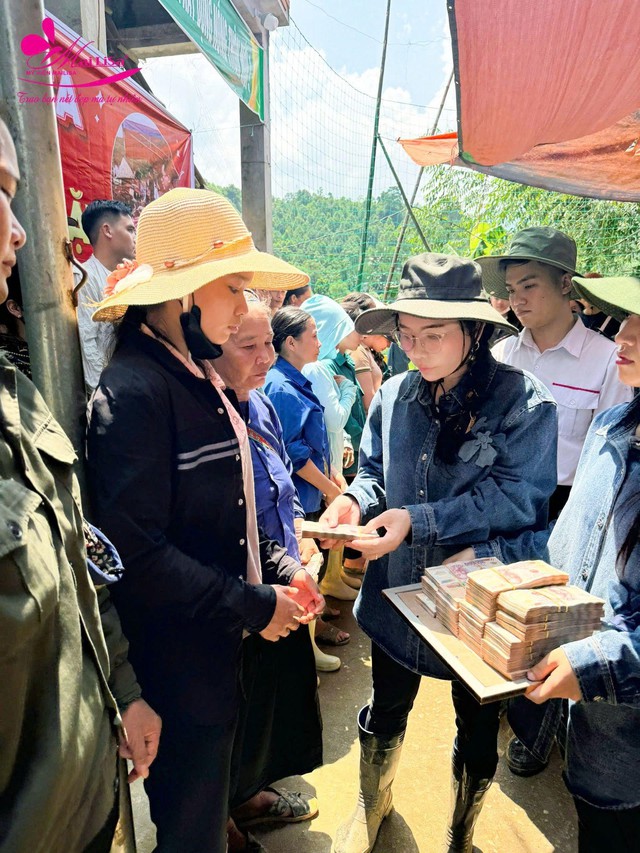 Vợ Chồng Doanh Nhân Mailisa Trao 1 Tỷ Đồng Tiền Mặt cho Bà Con thôn làng Nủ, Lào Cai- Ảnh 5.