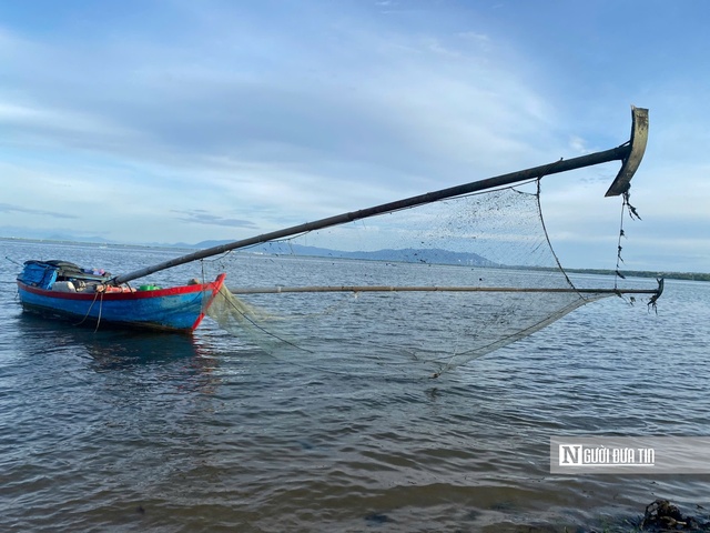 Bình Định: Dùng kích điện đánh bắt cá, chủ tàu cá “3 không” bị xử phạt 7,5 triệu đồng- Ảnh 1.