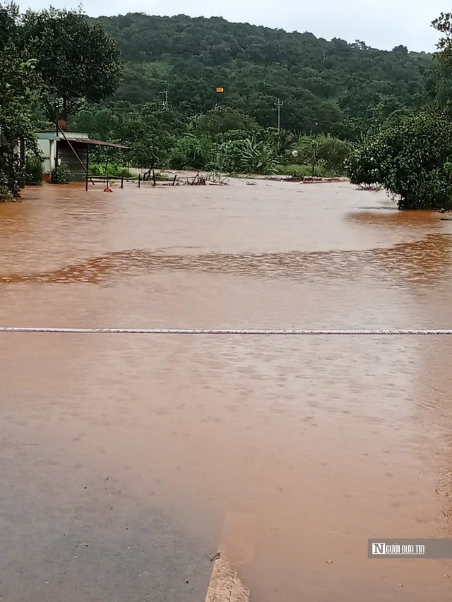 Bình Phước: Mưa lớn, huyện Bù Gia Mập ngập sâu, nhiều tuyến đường bị chia cắt- Ảnh 1.