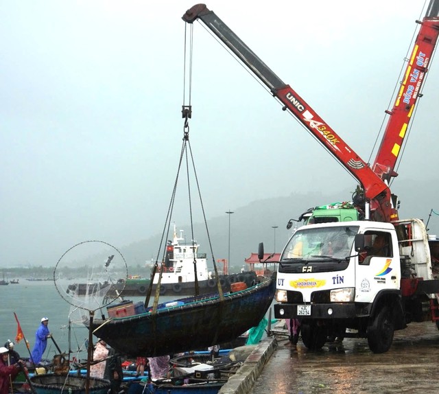 Ngoài việc chằng buộc thuyền, nhiều ngư dân còn di chuyển thúng vào khu vực an toàn, sử dụng các vật liệu có sẵn như bao cát để gia cố thêm.