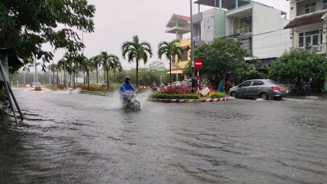 Người dân được khuyến cáo nên thay đổi lộ trình, tránh những đường bị ngập.