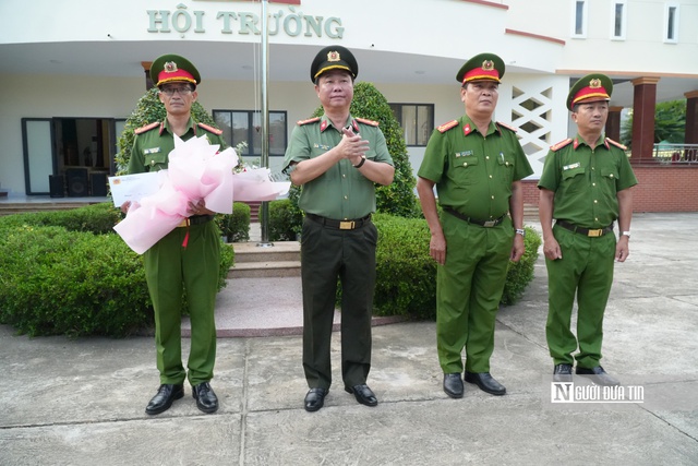 Đại tá Phan Công Bình - GĐ CA tỉnh khen thưởng nóng phòng CS ma túy