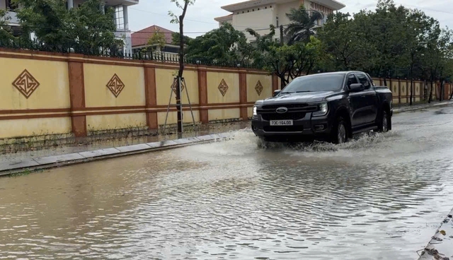 Bão số 4: Quảng Bình di dời dân trong đêm, một số nơi bị chia cắt - Ảnh 4.