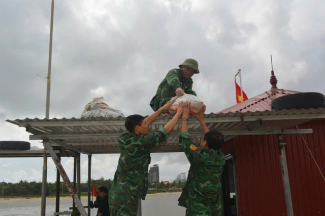 Bão số 4: Quảng Bình di dời dân trong đêm, một số nơi bị chia cắt - Ảnh 6.