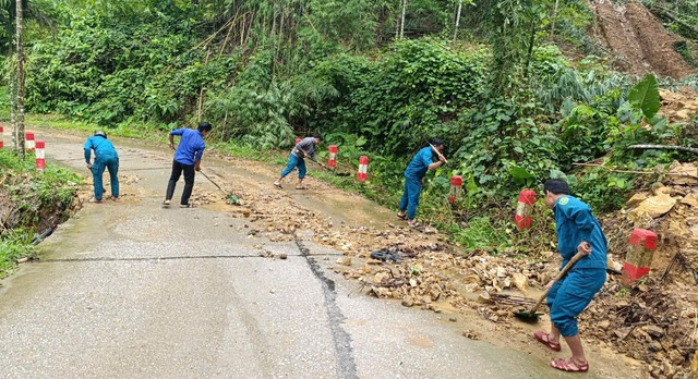 Huyện cũng tăng cường công tác thông tin, tuyên truyền qua các đài truyền thanh xã/thôn về tình hình mưa, bão, nhằm nâng cao nhận thức của người dân về phòng chống thiên tai.