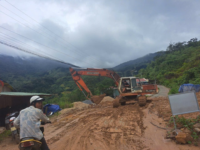 Mưa lớn cũng đã gây sạt lở nhiều tuyến đường, làm gián đoạn giao thông. Đặc biệt, tuyến đường từ UBND xã Trà Tập đi làng Răng Chuỗi đã bị sạt lở, gây ách tắc giao thông và uy hiếp 22 hộ dân tại làng Lăng Lương.