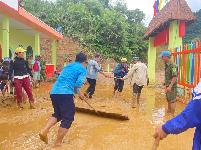 Mưa lớn đã làm ảnh hưởng đến 17 ngôi nhà, trong đó có 8 nhà bị đất đá tràn vào và 9 nhà bị nứt nền. Tính đến 22h ngày 18/9, đã có 51 hộ dân với 164 nhân khẩu được sơ tán khỏi các điểm có nguy cơ sạt lở cao.