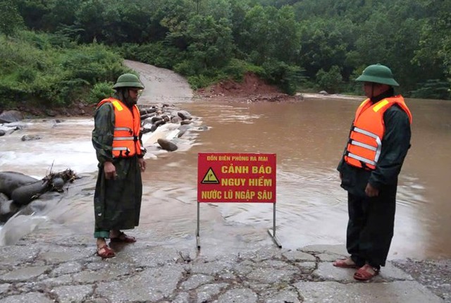 Bão số 4: Quảng Bình di dời dân trong đêm, một số nơi bị chia cắt - Ảnh 3.