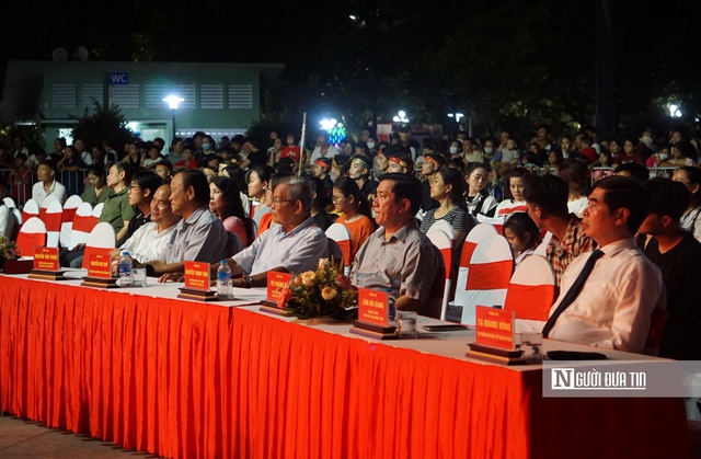 Chương trình thu hút đông đảo người dân và du khách tới xem những màn trình diễn võ thuật đặc sắc. Ảnh: Thu Dịu