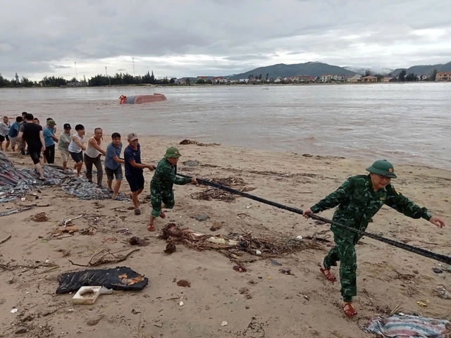 Quảng Bình: Hai tàu gặp nạn ở cửa sông Gianh, 1.150 hộ dân bị ngập lụt- Ảnh 1.