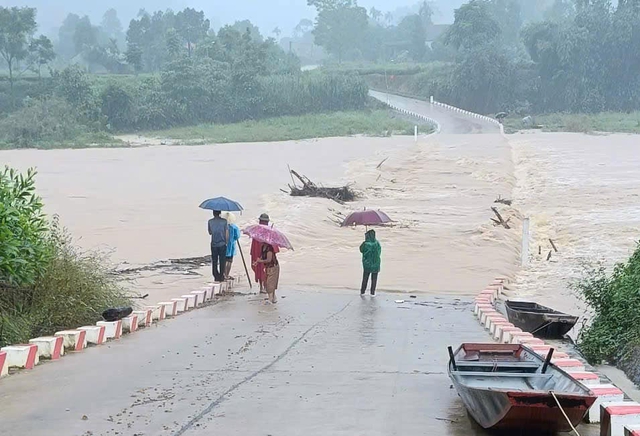 Nước lũ, sạt lở đá chia cắt nhiều xã miền núi Nghệ An- Ảnh 1.