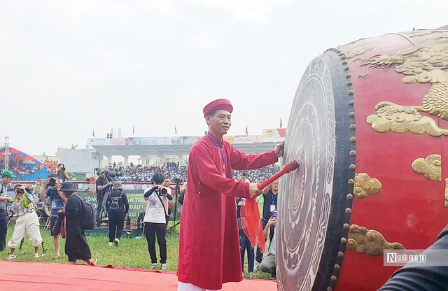 Lễ hội chọi trâu Đồ Sơn 2024: Đương kim vô địch bỏ chạy sau 1 phút đấu- Ảnh 7.