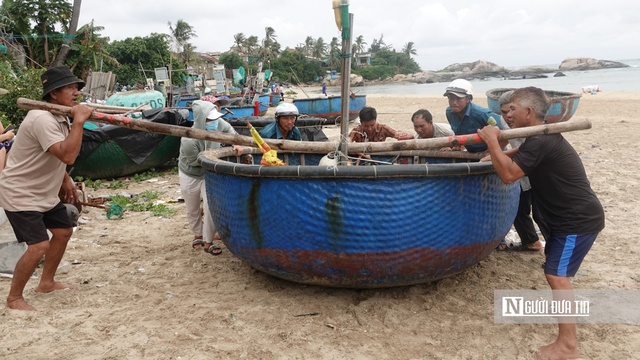 Người dân ở làng biển thuộc huyện Phù Mỹ khẩn trương đưa thuyền, thúng vào bờ khi nghe tin bão. Ảnh: Thu Dịu