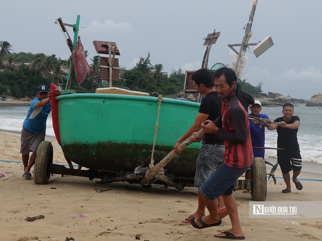 Người dân chủ động di dời, bảo vệ tài sản khi mưa bão lớn. Ảnh: Thu Dịu