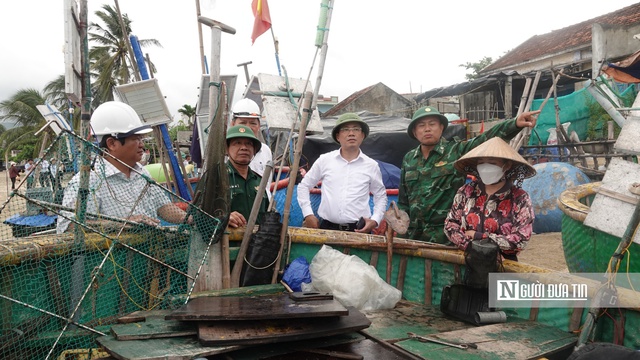 Trước mưa lũ, lãnh đạo các cấp chính quyền của tỉnh Bình Định đều đi về các điểm trọng yếu để kiểm tra, chỉ đạo, điều hành và di dời dân. Ảnh: Thu Dịu