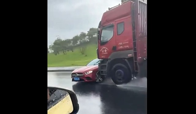 Clip: Mercedes bị xe tải đẩy hàng chục mét, nữ tài xế thoát chết- Ảnh 1.