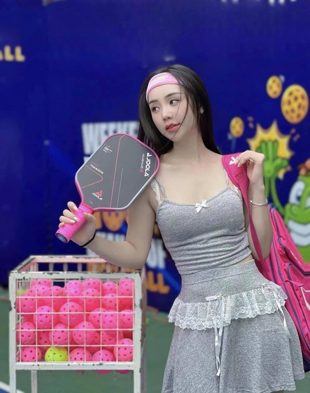 Quỳnh Kool từng gây tranh cãi khi diện áo hai dây cùng váy ngắn ra sân tập pickleball.