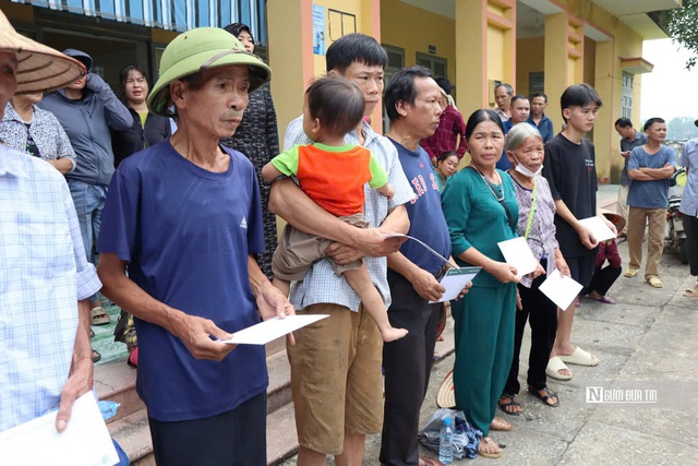 Tạp chí Đời sống và Pháp luật và đơn vị đồng hành trao gửi yêu thương tới bà con bị ảnh hưởng bởi bão lũ- Ảnh 5.