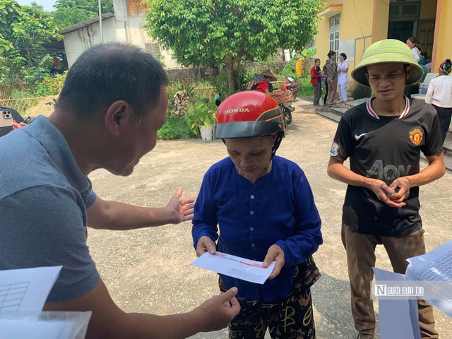 Tạp chí Đời sống và Pháp luật và đơn vị đồng hành trao gửi yêu thương tới bà con bị ảnh hưởng bởi bão lũ- Ảnh 10.