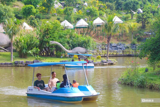 Khách du lịch tham quan tại khu du lịch Công viên Suối khoáng nóng Núi Thần Tài.