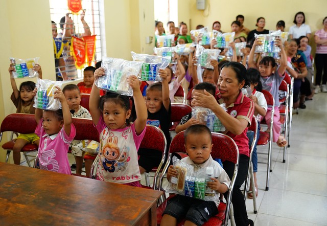 Cộng đồng góp 1, Vinamilk góp thêm 1 để nhân đôi hỗ trợ cho học sinh các tỉnh gặp thiên tai- Ảnh 6.