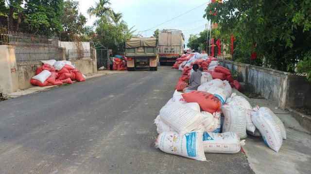 Nông dân Hà Tĩnh hối hả gặt lúa xuyên đêm 'chạy' bão- Ảnh 3.