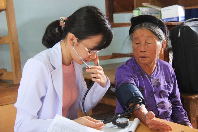 Đắk Nông ban hành chính sách thu hút, đãi ngộ và đào tạo phát triển nguồn nhân lực ngành y tế- Ảnh 3.