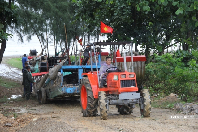 Nghệ An: Hỗ trợ ngư dân chằng néo tàu thuyền, kéo bè cá lên bờ tránh bão YAGI- Ảnh 3.