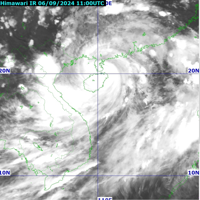 Mắt siêu bão số 3 áp sát đất liền, mưa to "sầm sập"- Ảnh 1.