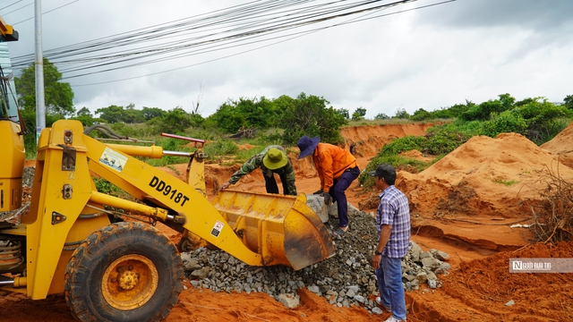 Vụ lũ cát tràn xuống đường 3 ngày liên tiếp ở Bình Thuận: Dùng rọ đá tạm thời để ngăn dòng chảy- Ảnh 9.