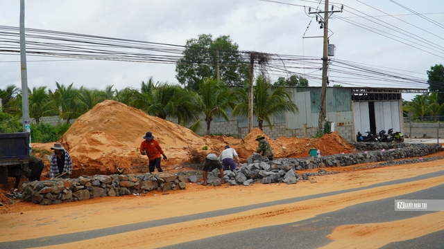 Vụ lũ cát tràn xuống đường 3 ngày liên tiếp ở Bình Thuận: Dùng rọ đá tạm thời để ngăn dòng chảy- Ảnh 10.