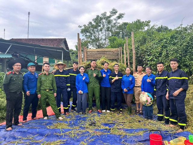 Hình ảnh đẹp: Chiến sĩ công an, đoàn thanh niên xuống đồng gặt lúa giúp dân “chạy” bão- Ảnh 8.