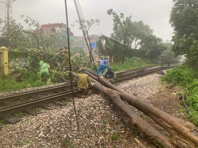 Thông đường trong đêm, ngành đường sắt cơ bản khắc phục xong hậu quả do bão số 3- Ảnh 1.