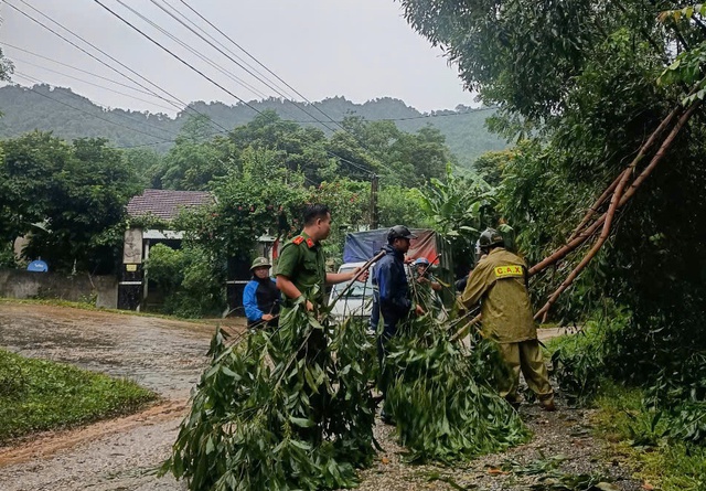 Giúp dân phòng chống bão, công an bắt 2 đối tượng tàng trữ ma túy- Ảnh 1.