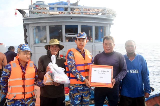 Tàu 471 hỗ trợ thực phẩm, nước ngọt cho tàu cá tỉnh Quảng Ngãi- Ảnh 1.
