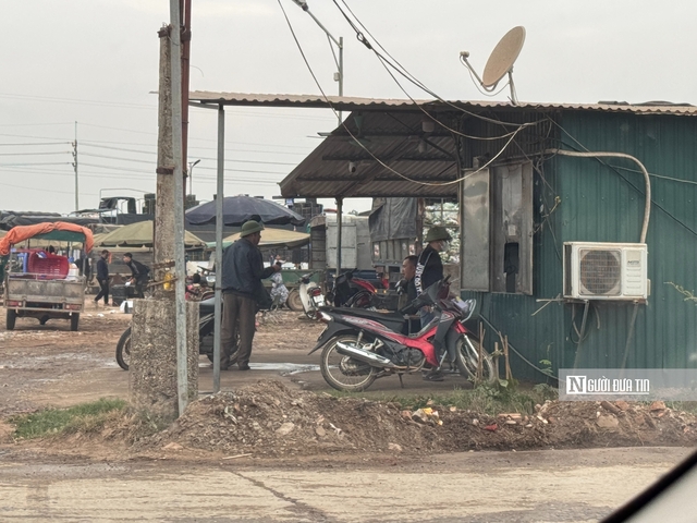 Hà Nội: "Làm luật” tại khu chợ trái phép có dấu hiệu tái diễn- Ảnh 7.