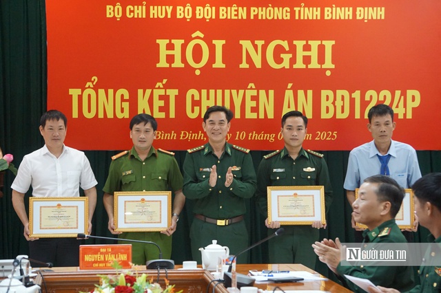 Đại tá Nguyễn Văn Lĩnh - Chỉ huy trưởng BĐBP tỉnh Bình Định khen thưởng cho Công ty TNHH Kinh doanh vận tải Sơn Tùng cùng các thành viên tham gia trong chuyên án. Ảnh: Thu Dịu