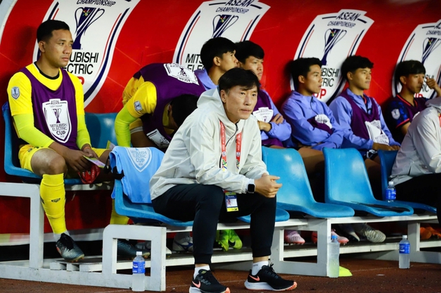 HLV Ha Hyeok Jun đặt mục tiêu đưa tuyển Lào vào chung kết SEA Games 2025 và đánh bại Thái Lan. (Ảnh: LFF)