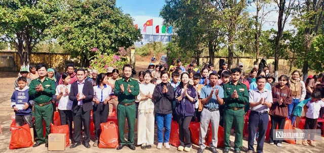 Gia Lai: Đồn Biên phòng Ia Lốp tặng quà, chúc Tết bà con biên giới- Ảnh 1.