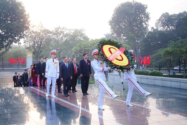 Lãnh đạo Hội Luật gia Việt Nam cùng đại biểu vào Lăng viếng Chủ tịch Hồ Chí Minh- Ảnh 1.