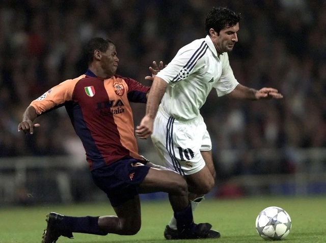 Aldair của Roma tranh bóng với Luis Figo (áo trắng) của Real Madrid trong trận đấu Champions League vào tháng 10/2001. (Ảnh: Getty Images)