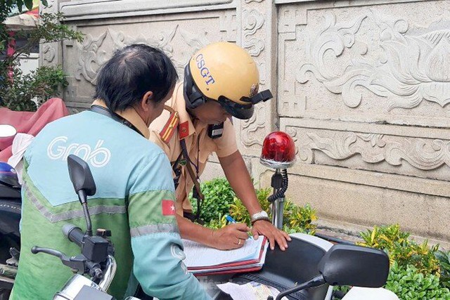 Đi xe máy lên vỉa hè bị phạt 5 triệu đồng, nhiều người ngỡ ngàng- Ảnh 1.