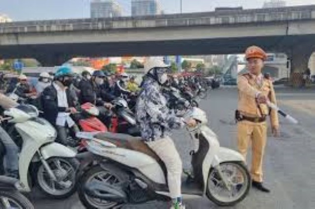 Đi xe máy lên vỉa hè bị phạt 5 triệu đồng, nhiều người ngỡ ngàng- Ảnh 2.