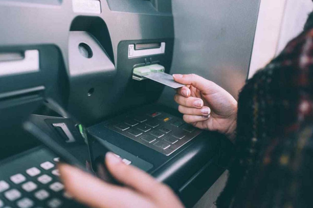 Lừa đảo dịp cận Tết: Cảnh giác khi rút tiền tại ATM- Ảnh 1.