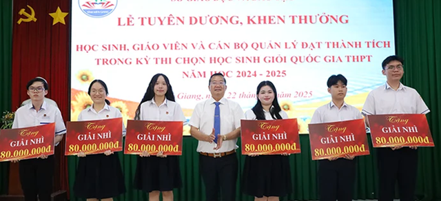 Một địa phương chi hơn 2,5 tỷ đồng khen thưởng học sinh, giáo viên- Ảnh 1.