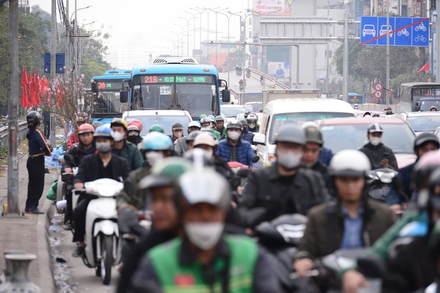 Hà Nội: Ùn ứ trên mọi nẻo đường, người dân vất vả về quê đón Tết- Ảnh 1.